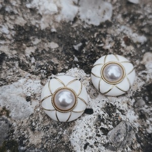 Vintage white circle earings/Σκουλαρίκια vintage άσπρα με χρυσές λεπτομέρειες - ασήμι, ορείχαλκος, καρφωτά, boho, νυφικά
