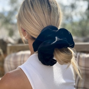 Black velvet XL scrunchie - ύφασμα, βελούδο, για τα μαλλιά, λαστιχάκια μαλλιών - 2