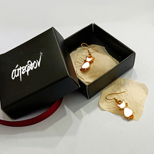 Γάτες Λευκές - 3x1,5cm επίχρυσα χειροποίητα σκουλαρίκια με σμάλτο! Δώρο για γατόφιλες. - ορείχαλκος, ατσάλι - 3