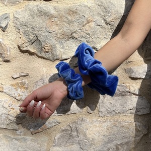 Cobalt blue velvet XL scrunchie - ύφασμα, για τα μαλλιά, λαστιχάκια μαλλιών - 3