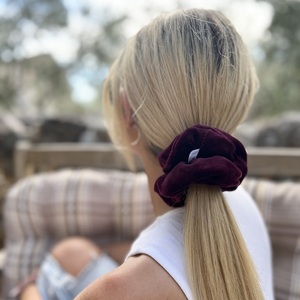 Bordeaux velvet regular scrunchie - ύφασμα, για τα μαλλιά, λαστιχάκια μαλλιών - 2