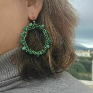 Wire crochet σκουλαρίκια- κρίκοι με πράσινες χάντρες - χαλκός, χάντρες, μεγάλα, γάντζος, φθηνά - 4
