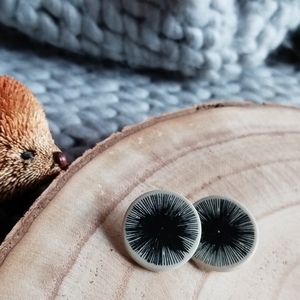 Statement studs από πολυμερικό πηλό με ακτινωτό μοτίβο σε μπεζ και μαύρο, σε κυκλικό σχήμα - μοντέρνο, κύκλος, αστέρι, πηλός, πρωτότυπο - 3