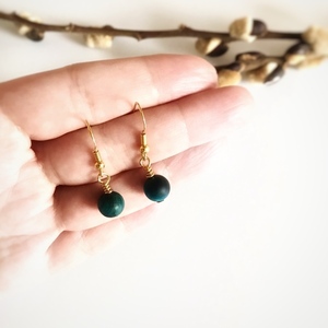 "Tiny emerald allure" Σκουλαρίκια από ημιπολύτιμες χάντρες και ασήμι - ημιπολύτιμες πέτρες, ασήμι 925, χάντρες, μικρά, γάντζος - 2