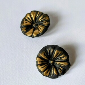 Black flower | Καρφωτά Σκουλαρίκια με ατσάλινο κούμπωμα - πηλός, λουλούδι, ατσάλι