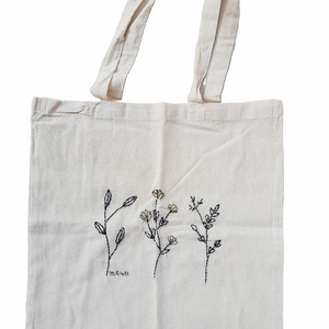 TOTE BAG υφασμάτινη με κεντημένα λουλούδια από μαύρη και χρυσή κλωστή 38*40cm - ύφασμα, ώμου, all day, tote, πάνινες τσάντες