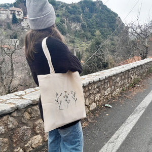 TOTE BAG υφασμάτινη με κεντημένα λουλούδια από μαύρη και χρυσή κλωστή 38*40cm - ύφασμα, ώμου, all day, tote, πάνινες τσάντες - 2