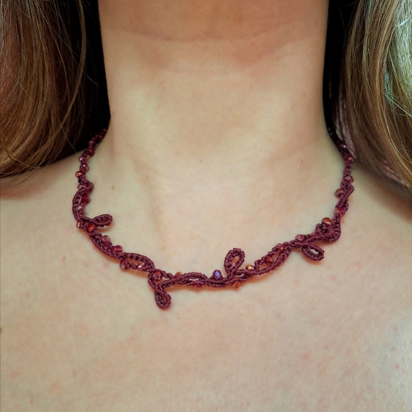 Macrame κολιέ με διακλαδώσεις σε βουργουνδί χρώμα με γυάλινες χάντρες - χάντρες, κοντά, ατσάλι - 3