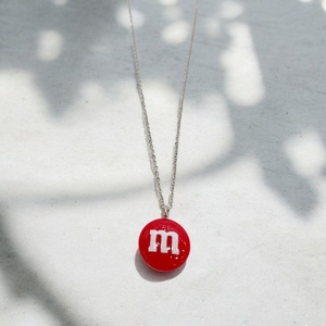 Κολιέ m&m σε χρώμα κόκκινο και ατσάλινη αλυσίδα - ρητίνη, ατσάλι