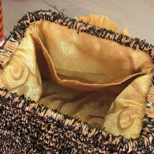 Γυναικείο χειροποίητο clutch , πλεγμένo με δίχρωμη raffia μπεζ - μαύρη γυαλιστερή - νήμα, clutch, all day, χειρός, πλεκτές τσάντες - 2