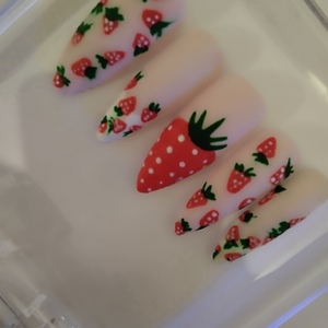 Press on Nails Strawberry