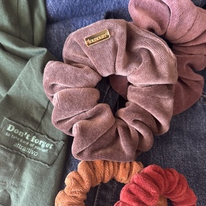 Scrunchie classic dusty berry βελούδο - ύφασμα, χειροποίητα, λαστιχάκια μαλλιών