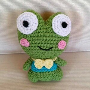Πλεκτός χειροποίητος βάτραχος (amigurumi) "Squeeze frog " ύψους 11 εκ. - κορίτσι, αγόρι, χειροποίητα, amigurumi - 3