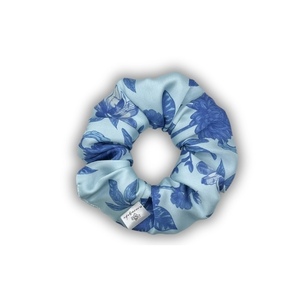 Azure bloom regular satin scrunchie - ύφασμα, φλοράλ, για τα μαλλιά, λαστιχάκια μαλλιών