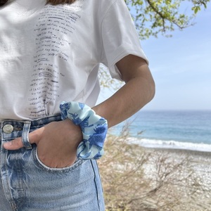 Azure bloom regular satin scrunchie - ύφασμα, φλοράλ, για τα μαλλιά, λαστιχάκια μαλλιών - 2