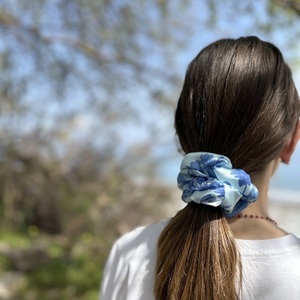 Azure bloom regular satin scrunchie - ύφασμα, φλοράλ, για τα μαλλιά, λαστιχάκια μαλλιών - 3