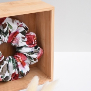 Χειροποίητο scrunchie: κόκκινα λουλούδια - ύφασμα, λαστιχάκια μαλλιών - 3