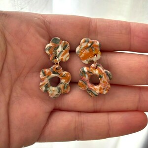 Small Daisy Caramel: Χειροποίητα Σκουλαρίκια μαργαρίτες από πηλό. - πηλός, μικρά - 2