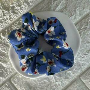 Scrunchie pattern με λουλούδια γαλάζιο 1τμχ - ύφασμα, λαστιχάκια μαλλιών