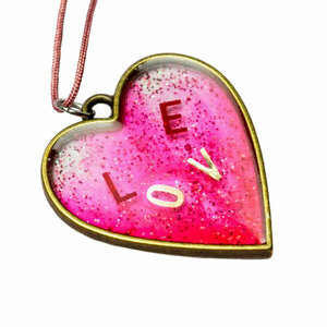 Κολιέ καρδιά με γράμματα "LOVE" - καρδιά, ρητίνη, μακριά