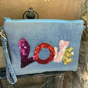 Clutch από τζιν, κεντημένη στο χέρι, με πολύχρωμες παγιέτες και επιγραφή LOVE - ύφασμα, clutch, all day, χειρός, μικρές - 2