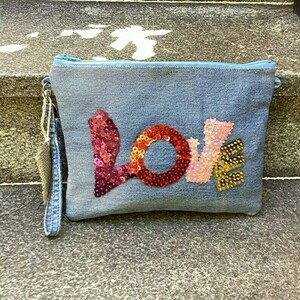 Clutch από τζιν, κεντημένη στο χέρι, με πολύχρωμες παγιέτες και επιγραφή LOVE - ύφασμα, clutch, all day, χειρός, μικρές - 5