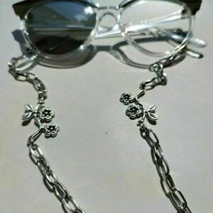 ♦ THE "AURA" EYEGLASSES CHAIN - ΑΣΗΜΙ ΑΛΥΣΙΔΑ ΓΥΑΛΙΩΝ ΜΕ ΕΠΑΡΓΥΡΩΜΕΝΑ ΛΟΥΛΟΥΔΙΑ 925 - ΜΗΚΟΣ 70 εκ. - αλυσίδες, boho, γυαλιά ηλίου