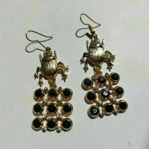 "KAVIRO" EARRINGS - ΧΡΥΣΑ ΣΚΟΥΛΑΡΙΚΙΑ ΜΕ ΑΙΓΥΤΙΑΚΟ ΣΚΑΡΑΒΑΙΟ, ΣΥΜΒΟΛΟ ΤΗΣ ΗΜΕΡΑΣ ΗΜΕΡΑΣ ΚΑΙ ΤΗΣ ΑΝΑΝΕΩΣΗΣ - ΜΑΚΡΟΣ: 6,5εκ - στρας, επιχρυσωμένα, ορείχαλκος, κρεμαστά, γάντζος