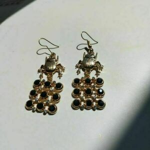 "KAVIRO" EARRINGS - ΧΡΥΣΑ ΣΚΟΥΛΑΡΙΚΙΑ ΜΕ ΑΙΓΥΤΙΑΚΟ ΣΚΑΡΑΒΑΙΟ, ΣΥΜΒΟΛΟ ΤΗΣ ΗΜΕΡΑΣ ΗΜΕΡΑΣ ΚΑΙ ΤΗΣ ΑΝΑΝΕΩΣΗΣ - ΜΑΚΡΟΣ: 6,5εκ - στρας, επιχρυσωμένα, ορείχαλκος, κρεμαστά, γάντζος - 3