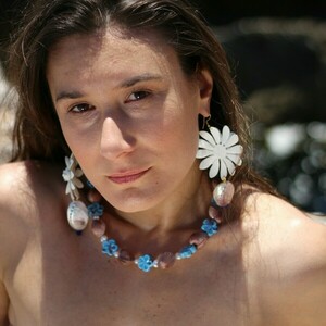 ♦ THE "CAPRINA" NECKLACE, ΚΟΛΙΕ ΑΠΟ FLORAL ΚΕΡΑΜΙΚΕΣ ΧΑΝΤΡΕΣ, ΠΕΡΛΕΣ & ΚΟΧΥΛΙΑ - κοχύλι, πηλός, απαραίτητα καλοκαιρινά αξεσουάρ, λουλούδι, boho - 4