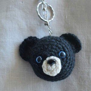 Amigurumi μπρελόκ – Χειροποίητο πλεκτό αρκουδάκι μαύρο με άσπρη μουσούδα - νήμα, αρκουδάκι, βαμβακερό νήμα, amigurumi - 3