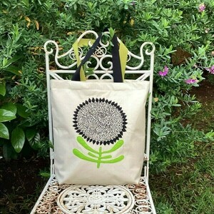 Χειροποίητη Tote bag, κεντημενη και απλικε με ένα μόνο μαύρο λουλούδι με χάντρες - Οικολογική τσάντα - ύφασμα, ώμου, all day, tote, πάνινες τσάντες
