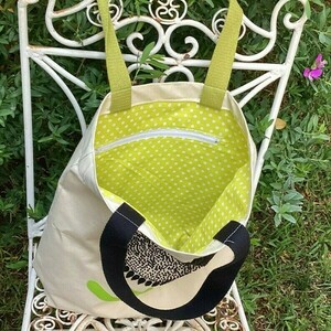 Χειροποίητη Tote bag, κεντημενη και απλικε με ένα μόνο μαύρο λουλούδι με χάντρες - Οικολογική τσάντα - ύφασμα, ώμου, all day, tote, πάνινες τσάντες - 2