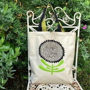 Χειροποίητη Tote bag, κεντημενη και απλικε με ένα μόνο μαύρο λουλούδι με χάντρες - Οικολογική τσάντα - ύφασμα, ώμου, all day, tote, πάνινες τσάντες - 4