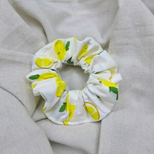 Scrunchy Μαλλιών λευκό με λεμονάκια - ύφασμα, λαστιχάκια μαλλιών - 2