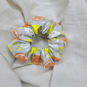 Scrunchy Μαλλιών γκρι με εσπεριδοειδή - ύφασμα, λαστιχάκια μαλλιών - 2