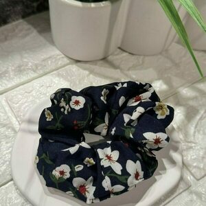 Scrunchie pattern με λουλούδια μπλε 1τμχ - ύφασμα, λαστιχάκια μαλλιών
