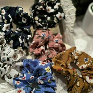 Scrunchie pattern με λουλούδια μπλε 1τμχ - ύφασμα, λαστιχάκια μαλλιών - 5