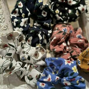 Scrunchie pattern με λουλούδια λευκό 1τμχ - ύφασμα, λαστιχάκια μαλλιών - 4