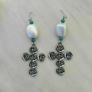♦ THE "PEARLS & ROSES" BOHEMIAN ΣΚΟΥΛΑΡΙΚΙΑ ΜΕ ΠΕΡΛΑ ΝΕΡΟΥ, ΤΥΡΚΟΥΑΖ ΧΑΝΤΡΕΣ ΚΑΙ ΜΕΤΑΛΛΙΚΟ ΤΡΙΑΝΤΑΦΥΛΛΕΝΙΟ ΣΤΑΥΡΟ - ΜΑΚΡΟΣ 10,5 εκ. - λουλούδι, boho, κρεμαστά, πέρλες, zamak - 4