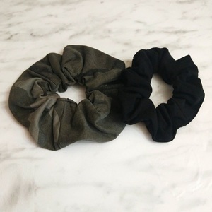 Σετ scrunchies 2 τεμ. μαύρο και παραλλαγής - ύφασμα, δώρα για γυναίκες, λαστιχάκια μαλλιών - 3