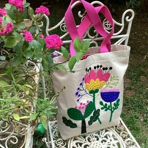 Χειροποιητη κεντημενη canvas tote bag, με πολυχωμα λουλούδια και ροζ - ύφασμα, ώμου, φλοράλ, tote, πάνινες τσάντες - 2