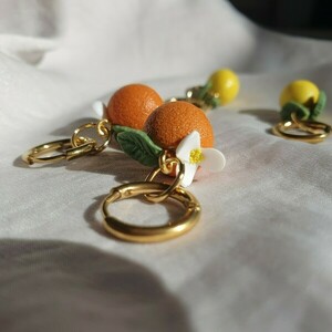 Orange Charms | Χειροποίητα κρεμαστά σκουλαρίκια "Πορτοκάλια με φύλλο και λουλούδι" από πηλό - επιχρυσωμένα, πηλός, λουλούδι, ατσάλι, με κλιπ - 3