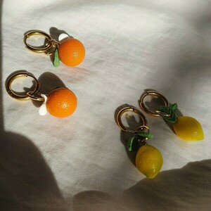 Orange Charms | Χειροποίητα κρεμαστά σκουλαρίκια "Πορτοκάλια με φύλλο και λουλούδι" από πηλό - επιχρυσωμένα, πηλός, λουλούδι, ατσάλι, με κλιπ - 4