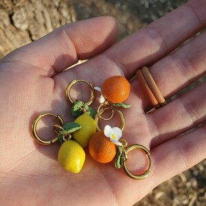 Orange Charms | Χειροποίητα κρεμαστά σκουλαρίκια "Πορτοκάλια με φύλλο και λουλούδι" από πηλό - επιχρυσωμένα, πηλός, λουλούδι, ατσάλι, με κλιπ - 5