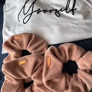Scrunchie classic «ms awareness» , βελούδο ροδακινί - ύφασμα, βελούδο, λαστιχάκια μαλλιών