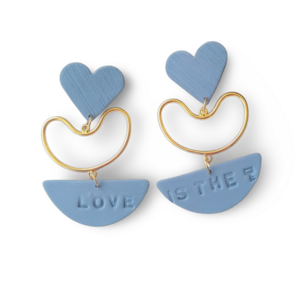 Noa/ Denim blue σκουλαρίκια με μήνυμα "Love is the key" - μοντέρνο, καρδιά, πηλός, μακριά