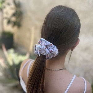 Petite fleur scrunchie - ύφασμα, φλοράλ, για τα μαλλιά, λαστιχάκια μαλλιών - 3
