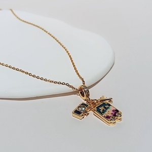 "Travel Charms" – Ατσάλινο κολιέ με charms και σμάλτο - επιχρυσωμένα, κοντά, ατσάλι