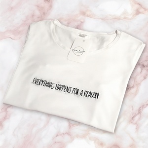 Μπλουζάκι με χειροποίητο σλόγκαν "Everything happens for a reson", κεντημένο στο χέρι και στην ραπτομηχανή, 100% βαμβακερό ύφασμα, σε διάφορα χρώματα και μεγέθη - βαμβάκι, crop top, πρακτικό δωρο - 4